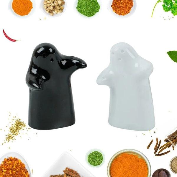 Couple Hugging Salt and Pepper Seasoning Shakers (Set of 2)
