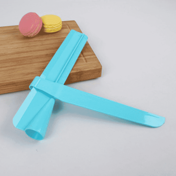 Cake Frosting/Icing Scraper Tool PeekWise