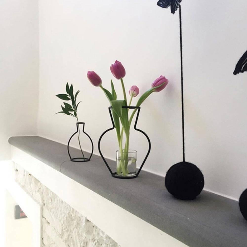 Minimal Outline Vase PeekWise