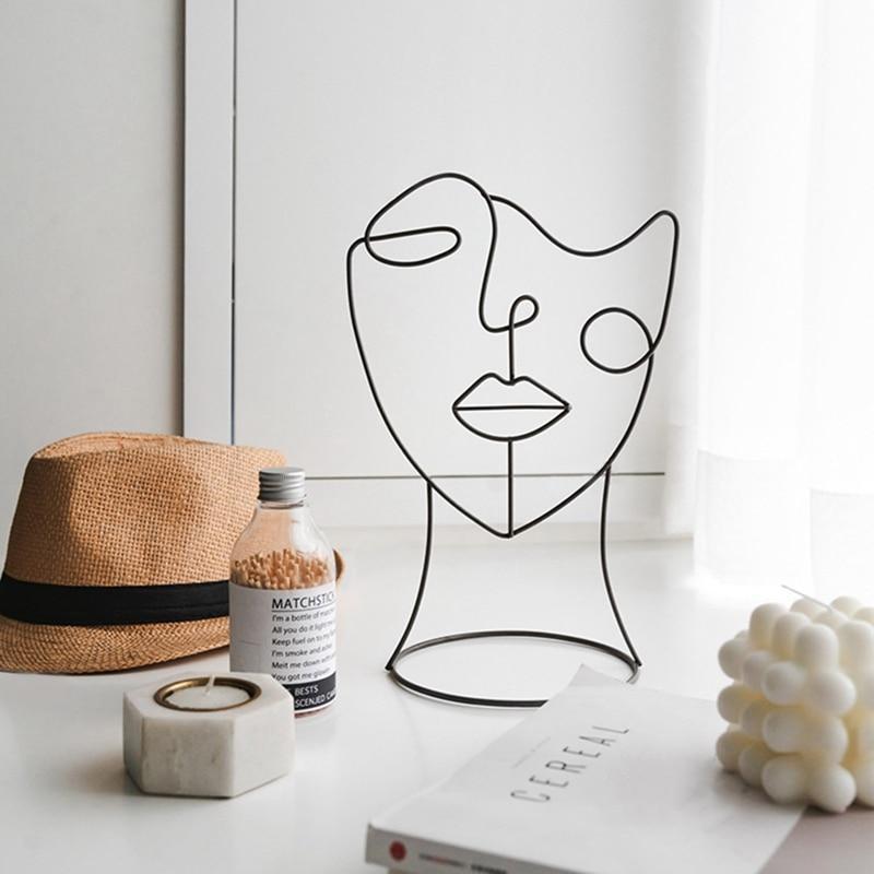 Visage Sculpture PeekWise